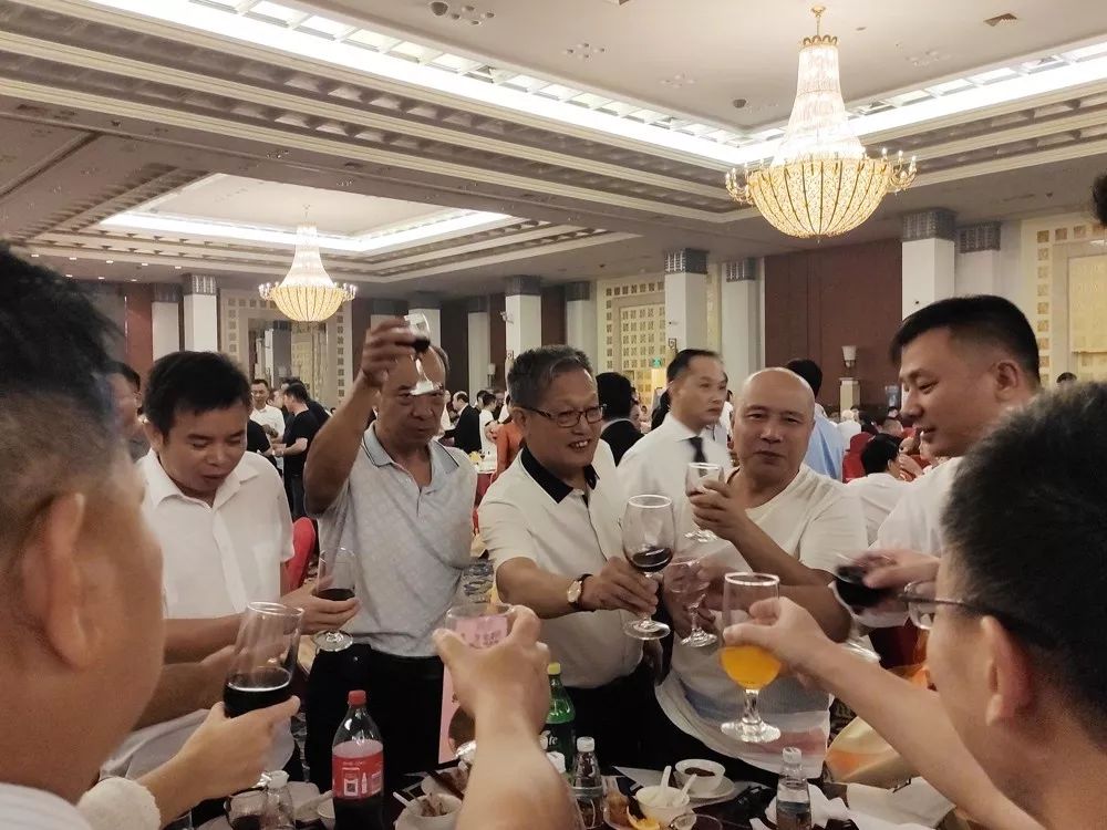 董事長(cháng)唐樹(shù)松參加中國酒店用品協(xié)會(huì )2019會(huì )員年會(huì )