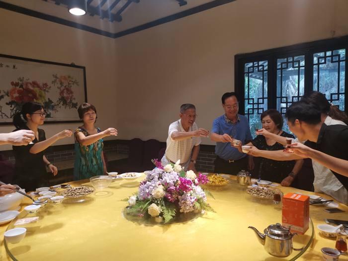 【賽思達烤箱】酒協(xié)一行訪(fǎng)農莊，把盞言歡敘佳情